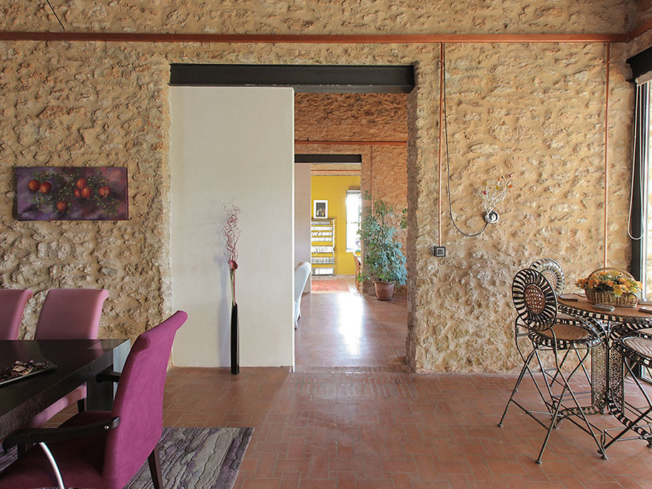 Diseño de interiores rústico y moderno en vivienda de campo