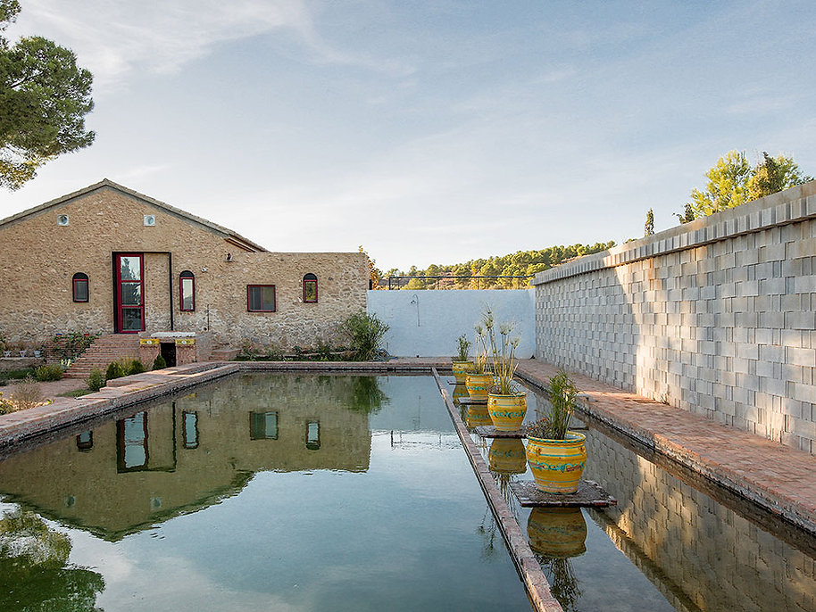 Piscina natural en patio de rehabilitación de casas de campo por Madmaq Studio