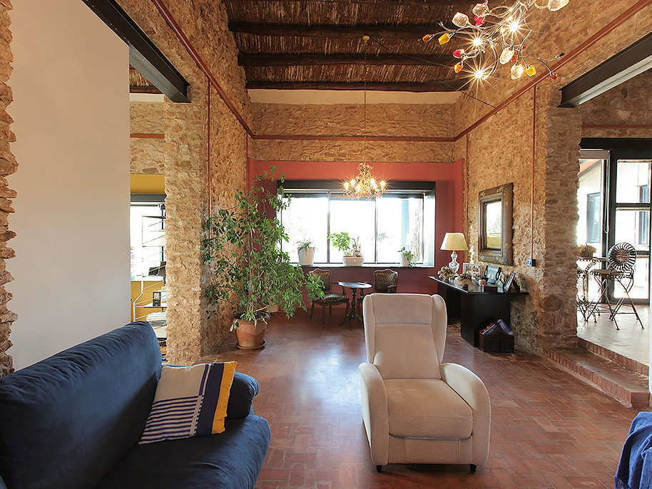Diseño de salón de doble altura con iluminación natural en vivienda rural