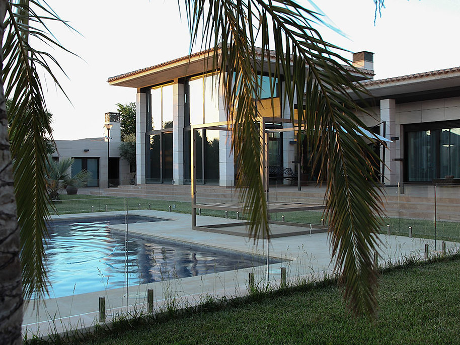 Diseño arquitectónico de casa de campo moderna con piscina