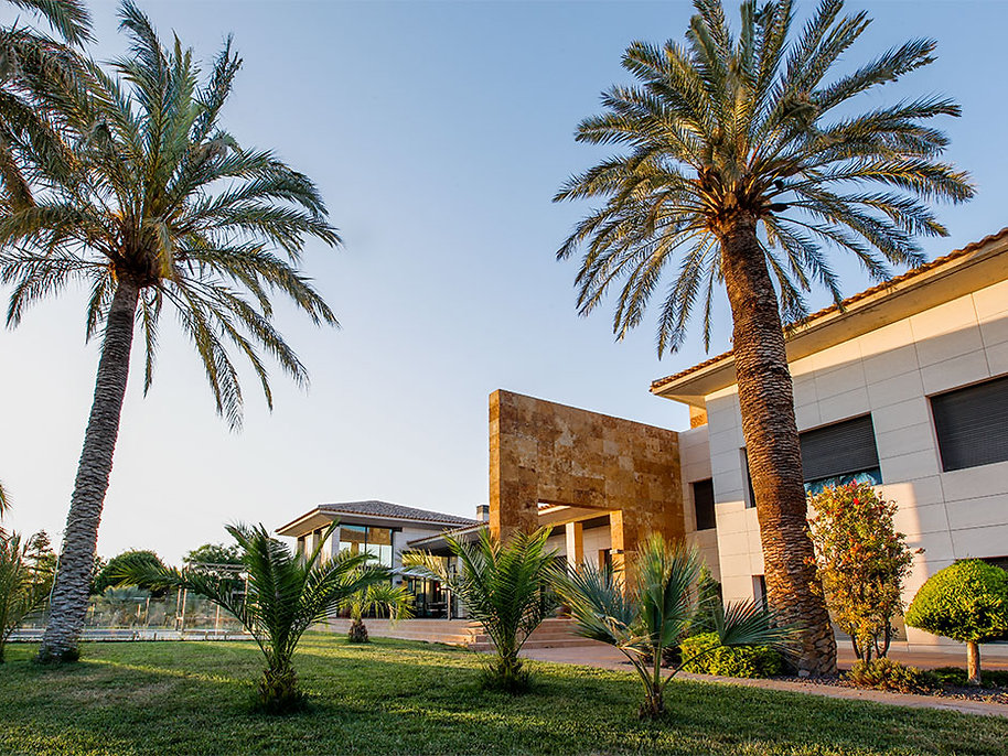 Jardín y paisajismo en casa de campo moderna