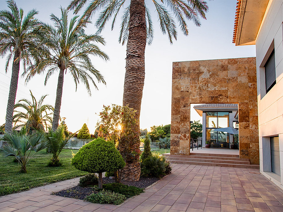 Materiales premium en fachada de vivienda moderna