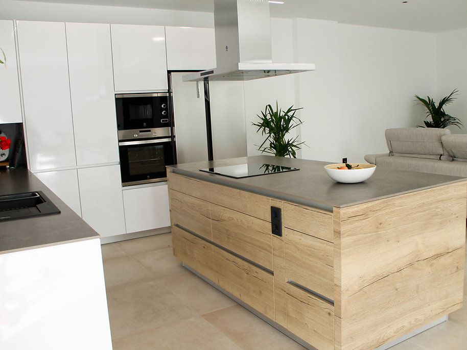 Cocina moderna de madera en este diseño de vivienda
