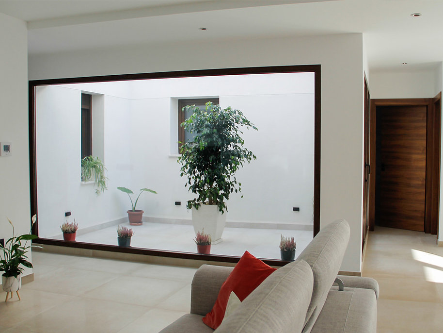 Patio interior con plantas y luz natural