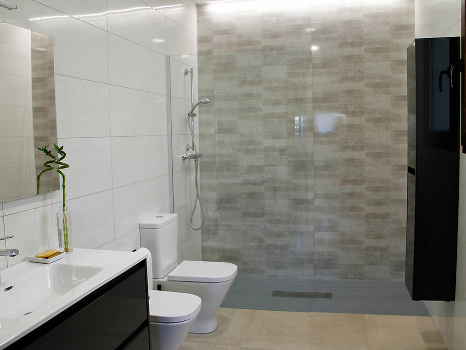 Baño de estilo minimalista en color blanco