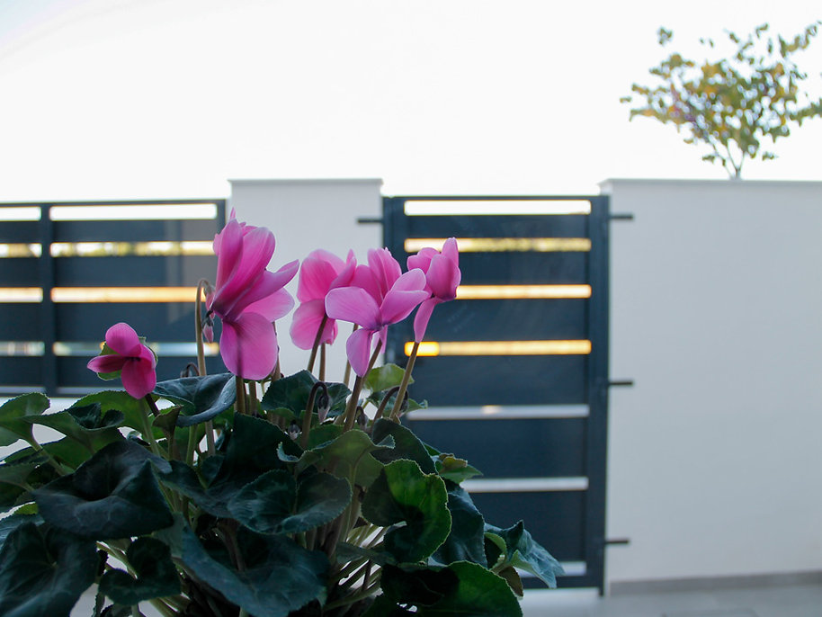 Fachada blanca ibicenca de este diseño de vivienda