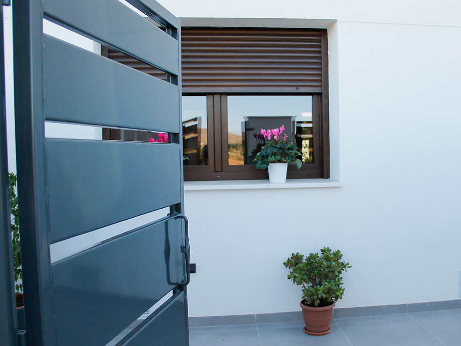 Fachada blanca ibicenca de este diseño de vivienda