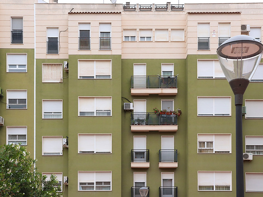 Detalle de balcones y colores en arquitectura residencial