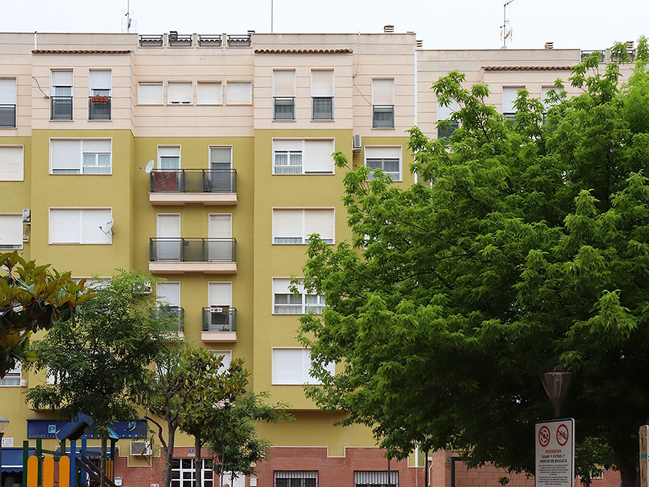 Integración urbana y plaza en obra de arquitectura residencial