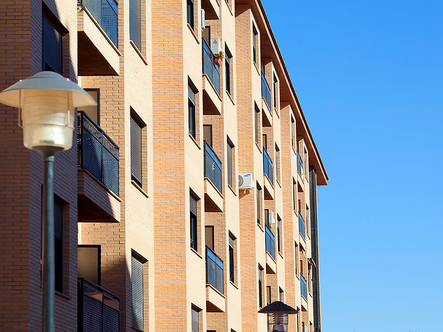 Plaza central y zonas comunes del complejo residencial