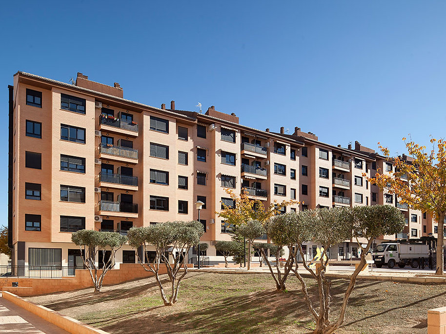 Detalles de ventanas negras en este complejo residencial