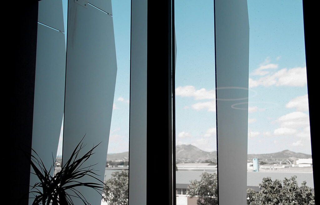 Espacio de trabajo en oficina con luz natural