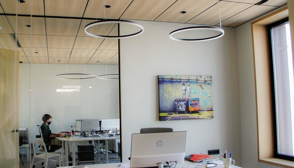 Sala de reuniones con iluminación de diseño