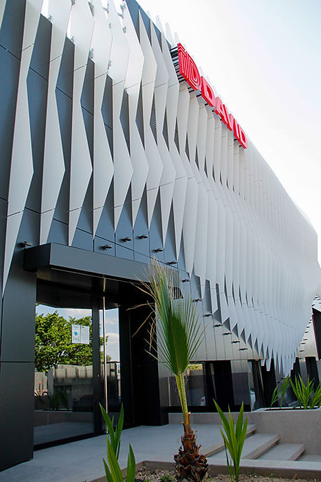Fachada ondulada en proyecto de arquitectura industrial