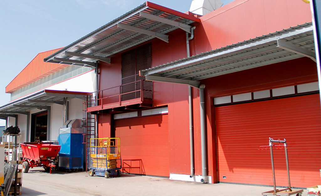 Estructura exterior y revestimiento en nave de arquitectura industrial