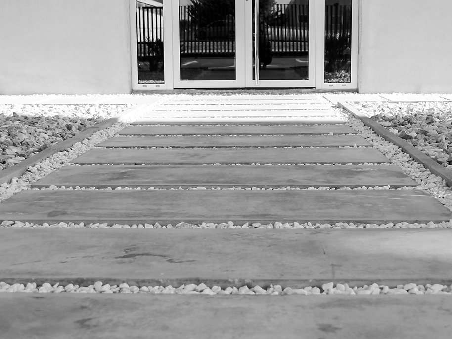 Recepción y zona de espera en la entrada principal de la Nave Karibian Descanso Yecla.