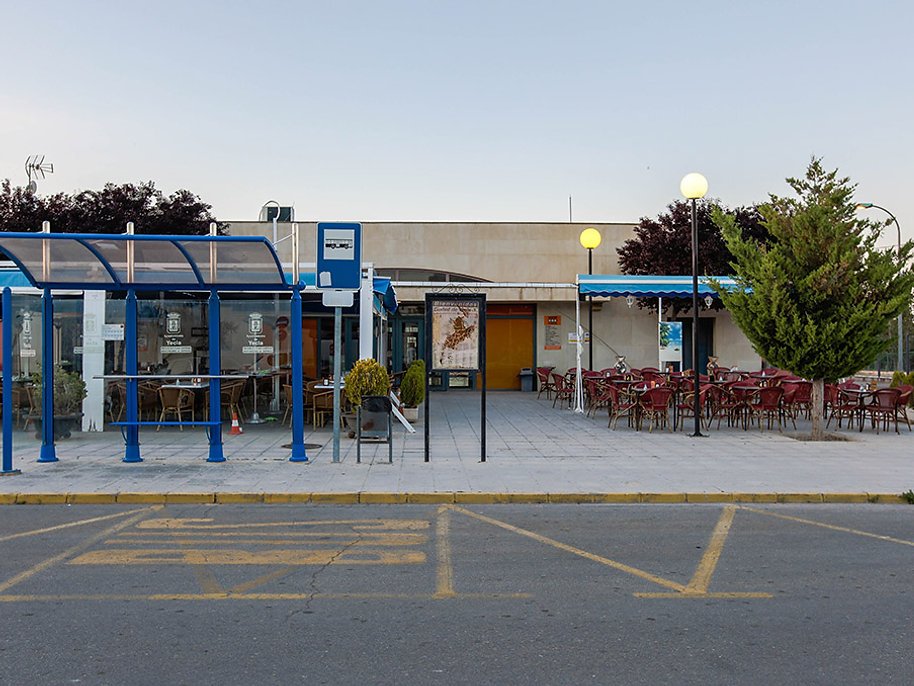 Pilares y cubierta metálica en el recinto de pasajeros