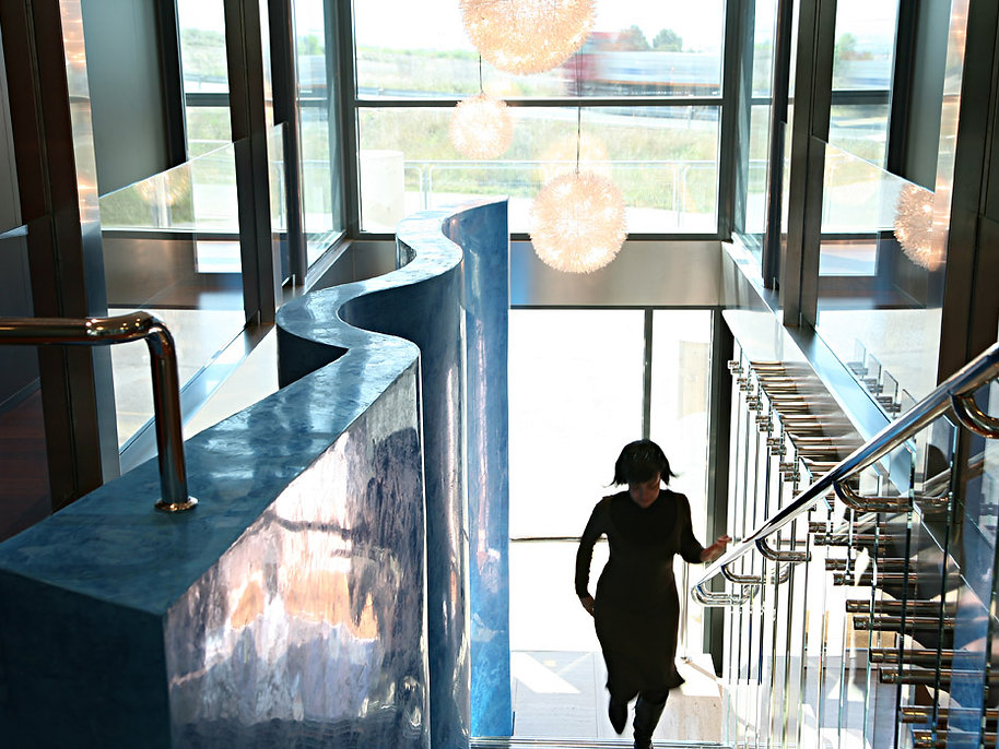 Diseño interior y escaleras en las oficinas corporativas